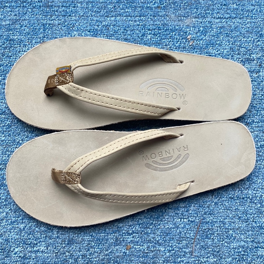 Rainbow sandals, tan with thin strap NWOT